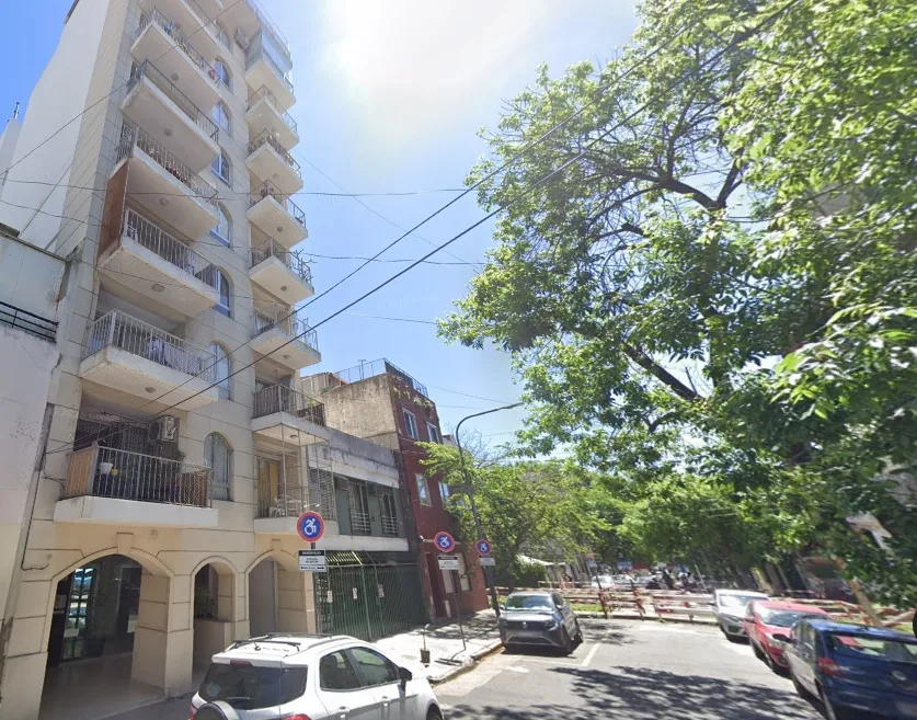 AMPLIO 2 AMBIENTES Y MEDIO CON EXTENSO PATIO - 102m² - A una cuadra de Av. Rivadavia