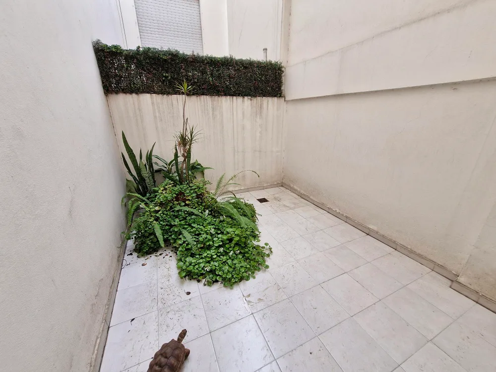 AMPLIO 2 AMBIENTES Y MEDIO CON EXTENSO PATIO - 102m² - A una cuadra de Av. Rivadavia