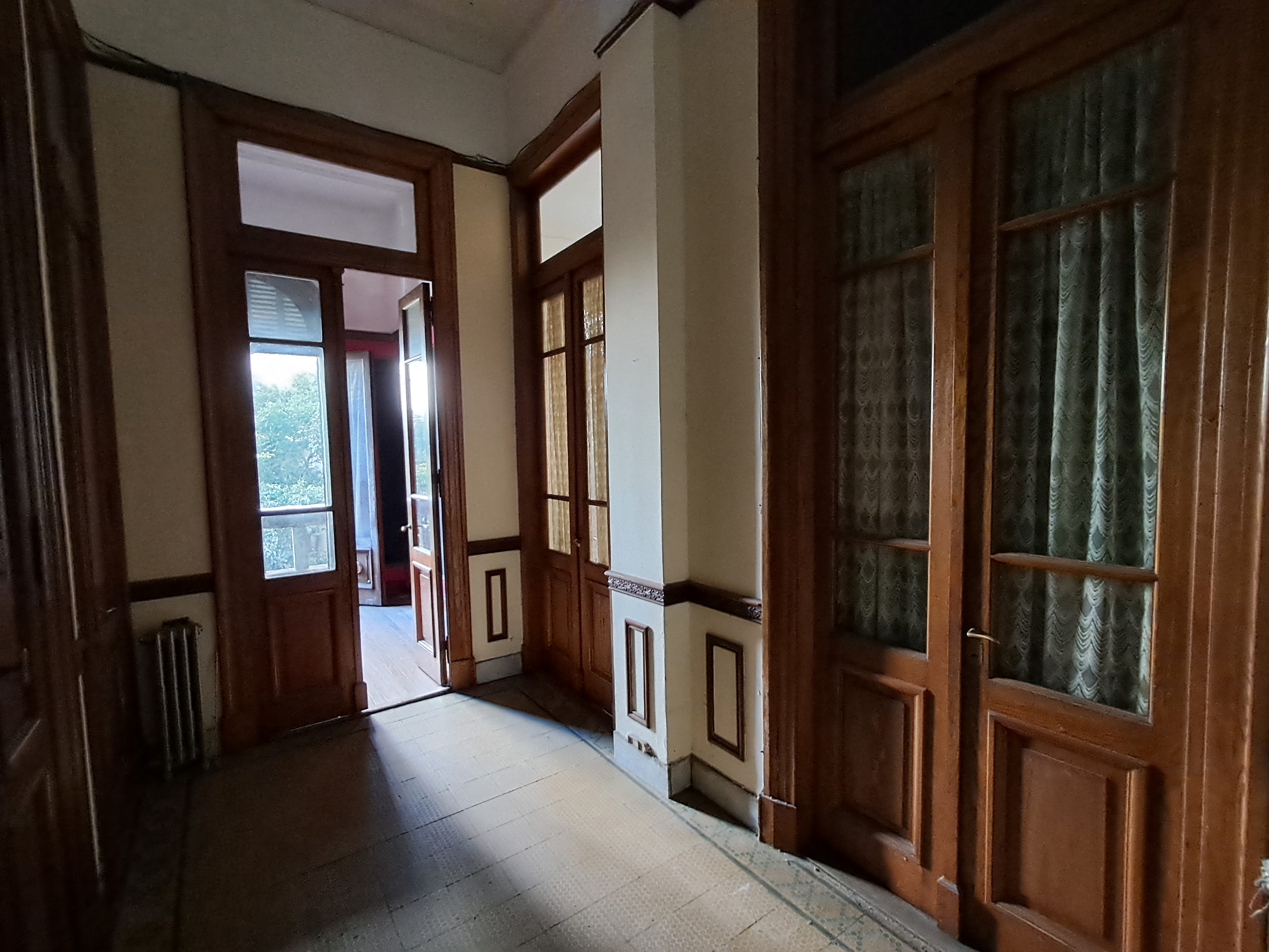 Dpto 5 amb. Uriburu y Av. Rivadavia.