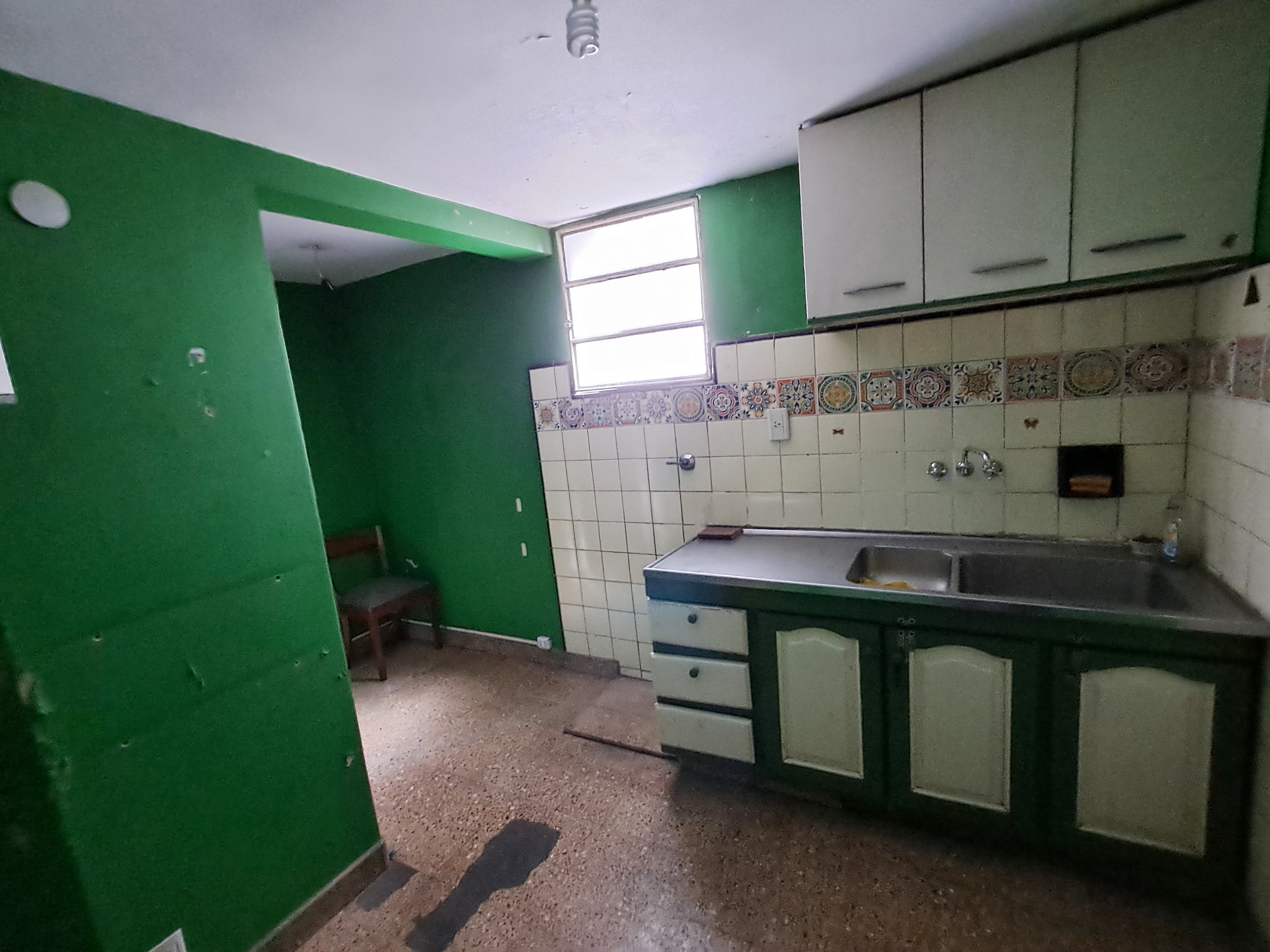Dpto 5 amb. Uriburu y Av. Rivadavia.