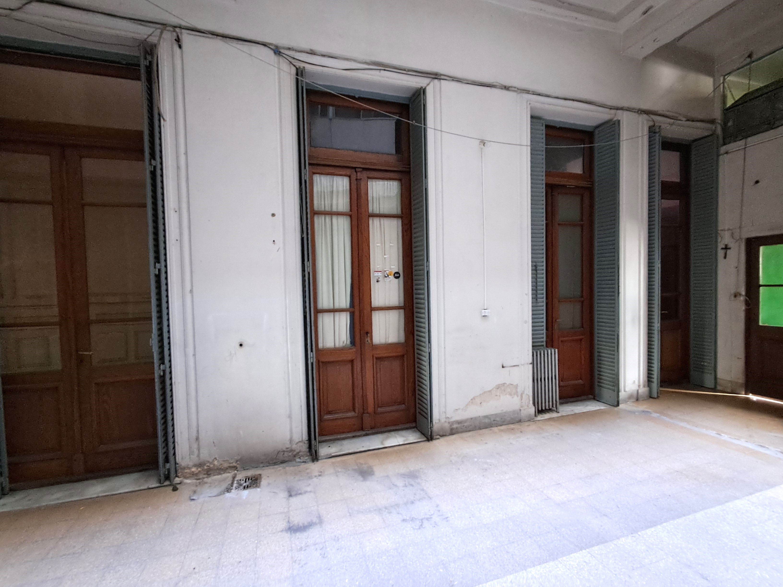 Dpto 5 amb. Uriburu y Av. Rivadavia.
