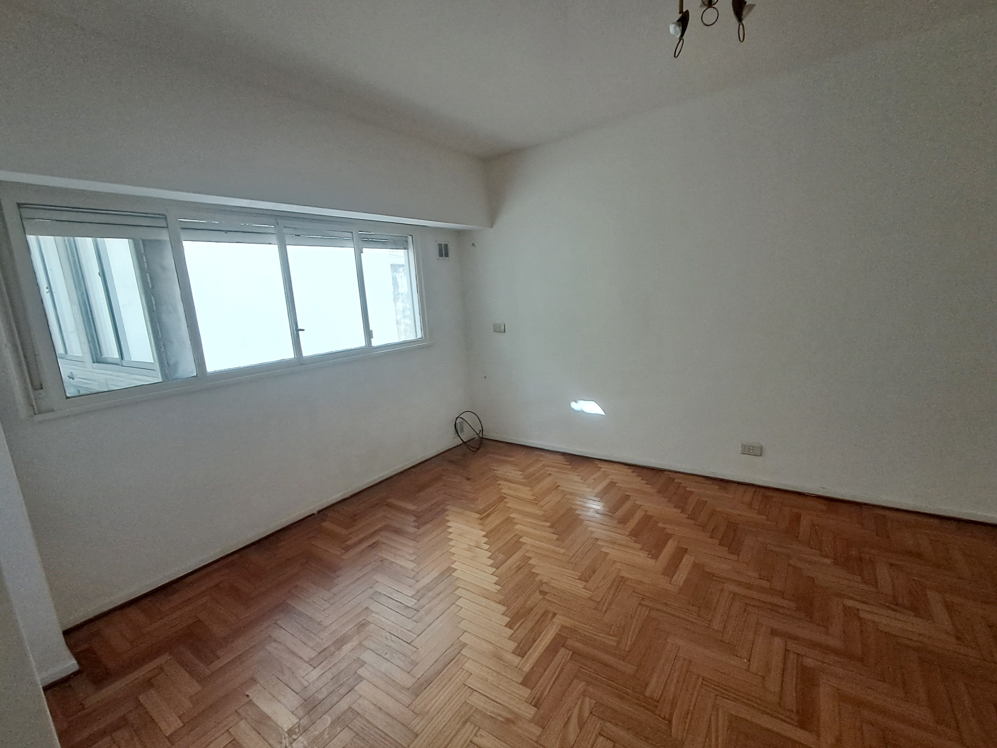 Semipiso 3 ambientes. Lambare 1000.