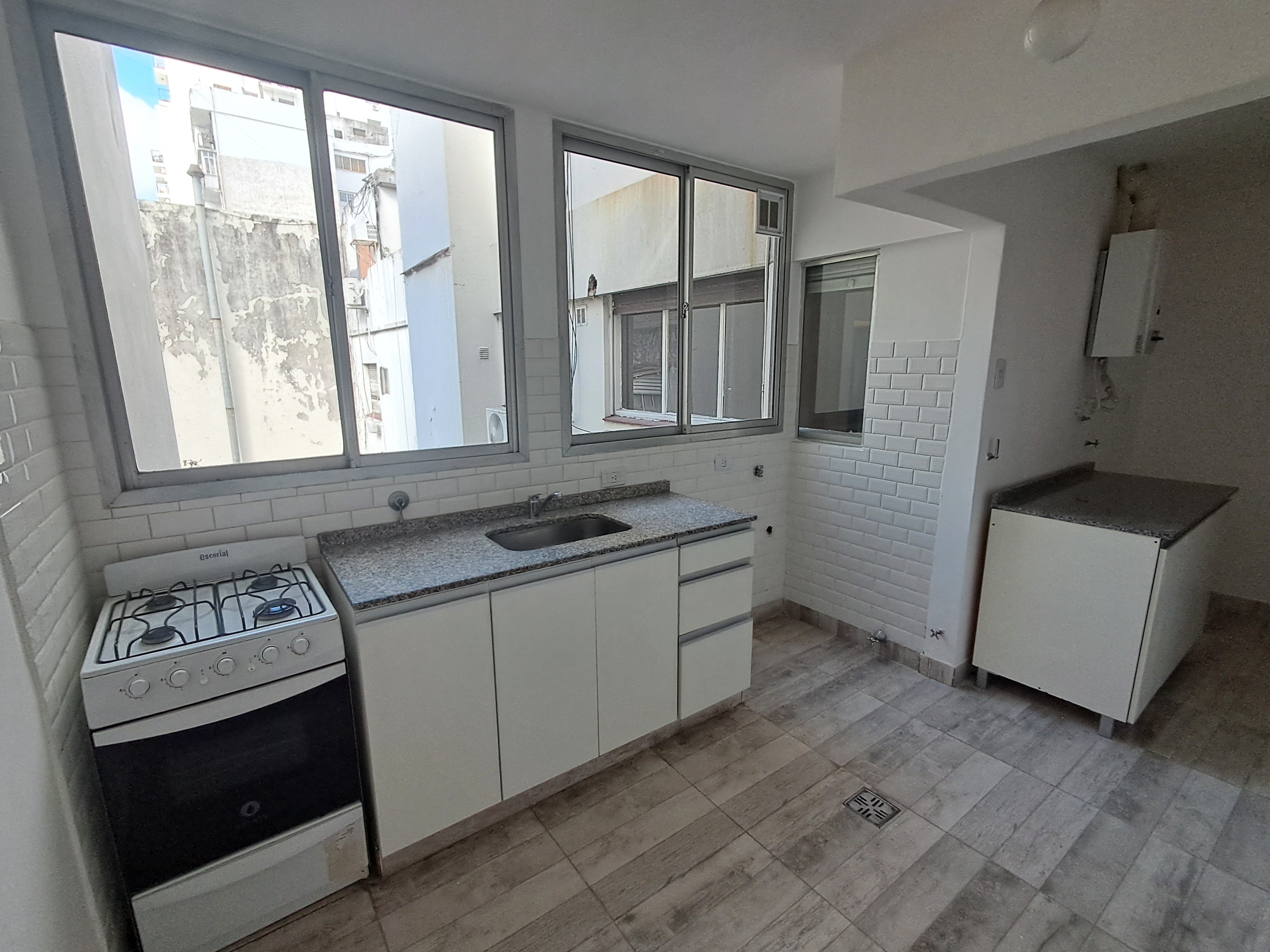 Semipiso 3 ambientes. Lambare 1000.