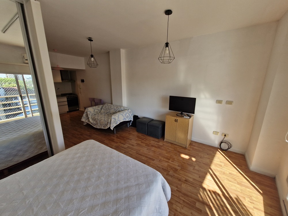 Monoambiente Muy Luminoso con Balcón y Amenities (Apto Profesional)
