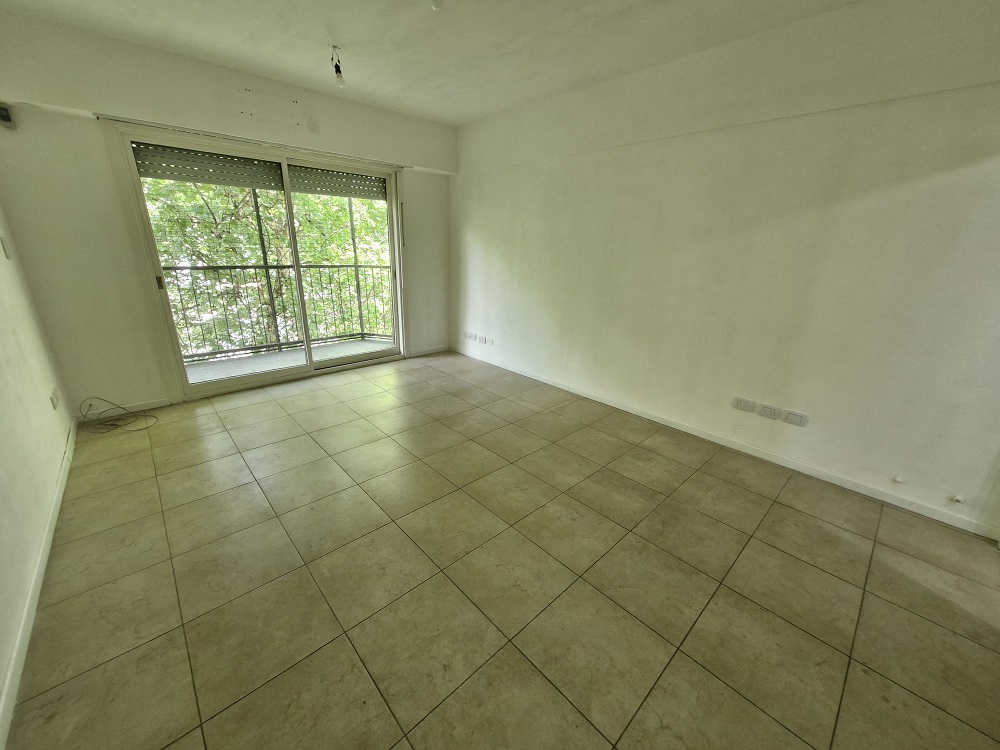 Piso de 4 AMBIENTES con dependencia, balcón corrido y baulera (RECICLADO A NUEVO)